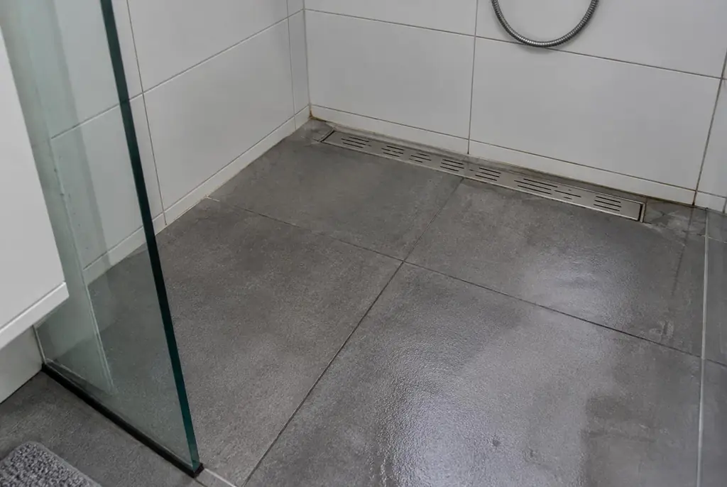 Lekdetectie Elburg – lekkende inloopdouche met natte voegen