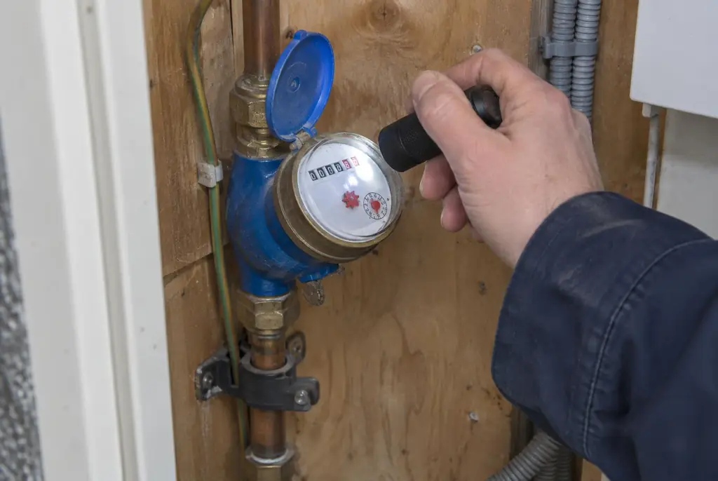 Lekdetectie Elburg – watermeter in de meterkast controleren met een zaklamp